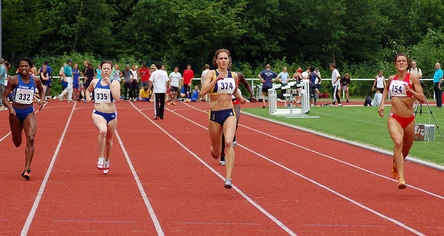 Der 400m-Zeitendlauf der Frauen sah C. Dieckhöner (ganz rechts) als Siegerin vor C. Haack