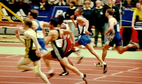 Einer der Doppelsieger der Jugendhallenmeisterschaften war Till Helmke (60m/200m). Hier führt er im 60m-Lauf bereits nach 40m das Feld an.