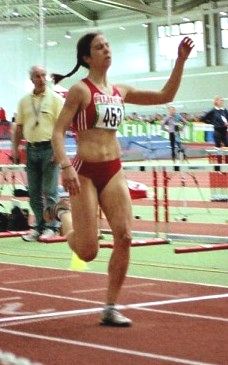 Erschöpft aber glücklich kommt Kerstin Marxen nach 800m und 2:13,47min im Ziel an. Sie musste nur Doreen Klose vom LC Creaton Erfurt den Vortritt lassen.