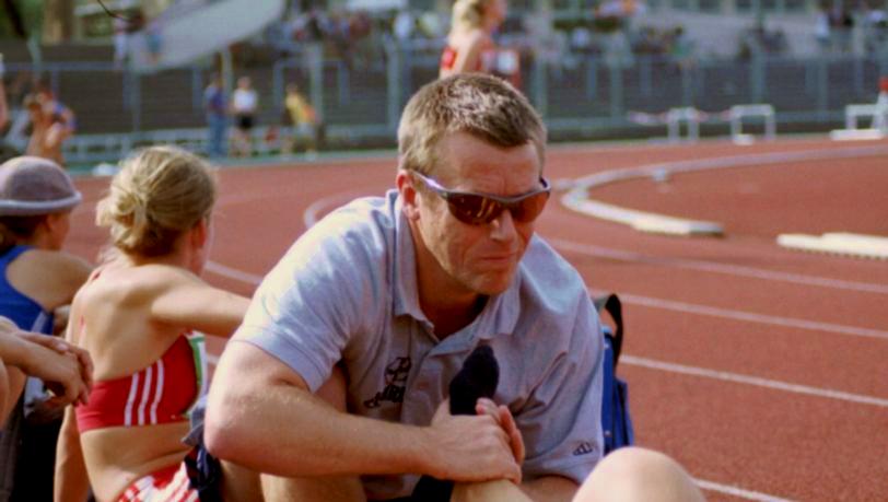 Frank Zander, der Physiotherapeut des TSV Bayer Leverkusen, hatte beim Hochsprung alle Hände voll zu tun mit den Füßen der Athletinnen