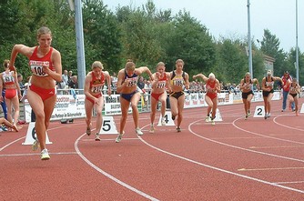 Der alles entscheidende 800m-Lauf startet in der Reihenfolge der Platzierung nach 6 Disziplinen. Da lag Maren Schwerdtnernoch in Front.
