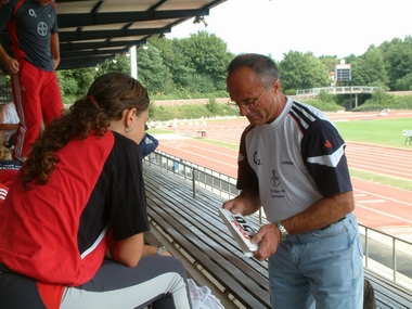 Ein Mann fuer alle Faelle: H.J. Mertznich bei der Startnummernausgabe mit Natascha Rother in Mönchengladbach
