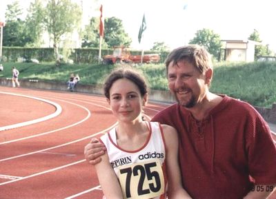 Winfried Hopp, Trainer der Leverkusener A-Schülerinnen mit Natascha Rother bei den Kreismeisterschaften 1998 in Leverkusen