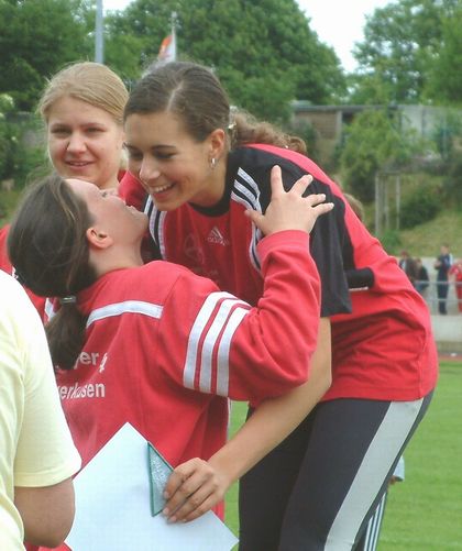 Natascha Rother, Speerwurfsiegerin, nimmt die Gratulation von Mannschaftskameradin Katrin Müller entgegen
