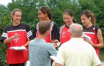 Diandra Garcia Ventura, Sorina Nwachukwu, Mareike Peters und Andrea Maas (v. li. n. re., alle vom TSV Bayer Leverkusen) liefen eine Klassezeit mit der 4x100m-Staffel und haben beste Aussichten auf eine Medaille bei den Deutschen Jugendmeisterschaften.