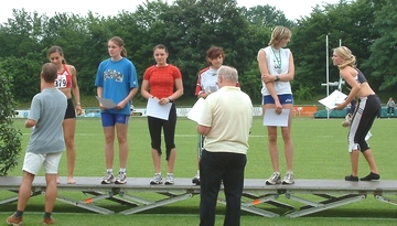 Die Siegerehrung im Weitsprung war leider nicht mehr komplett. Ganz rechts die Siegerin Katrin Krause, dann Anke Wegener (2.), Anne Doß (4.), Katja Brusch (5.), Nadine Altenfeld (6.) und Natascha Rother (8.)